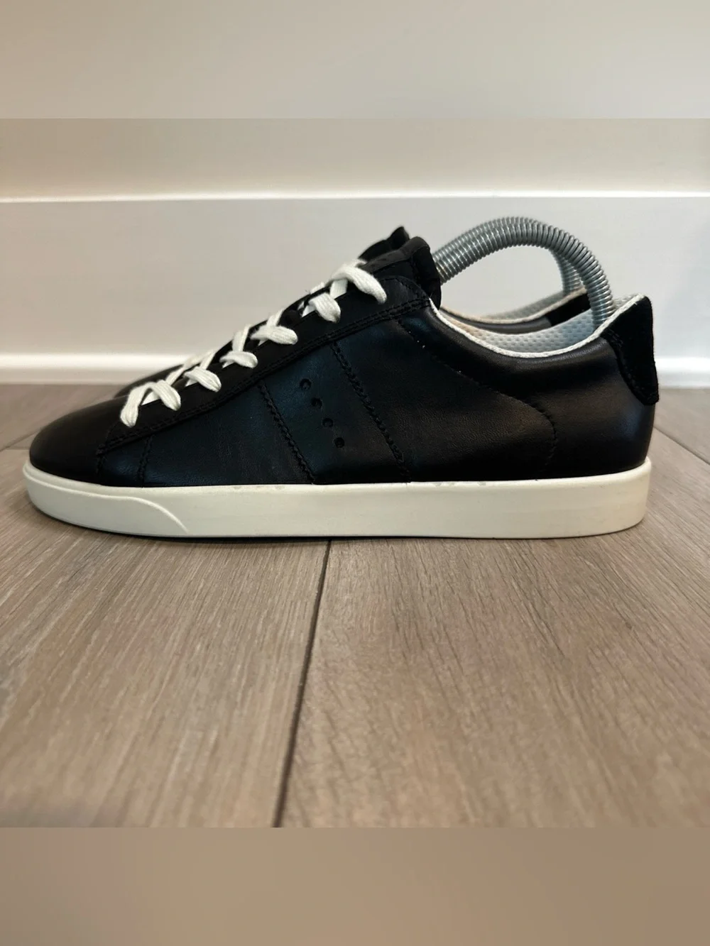 Ecco sleek black